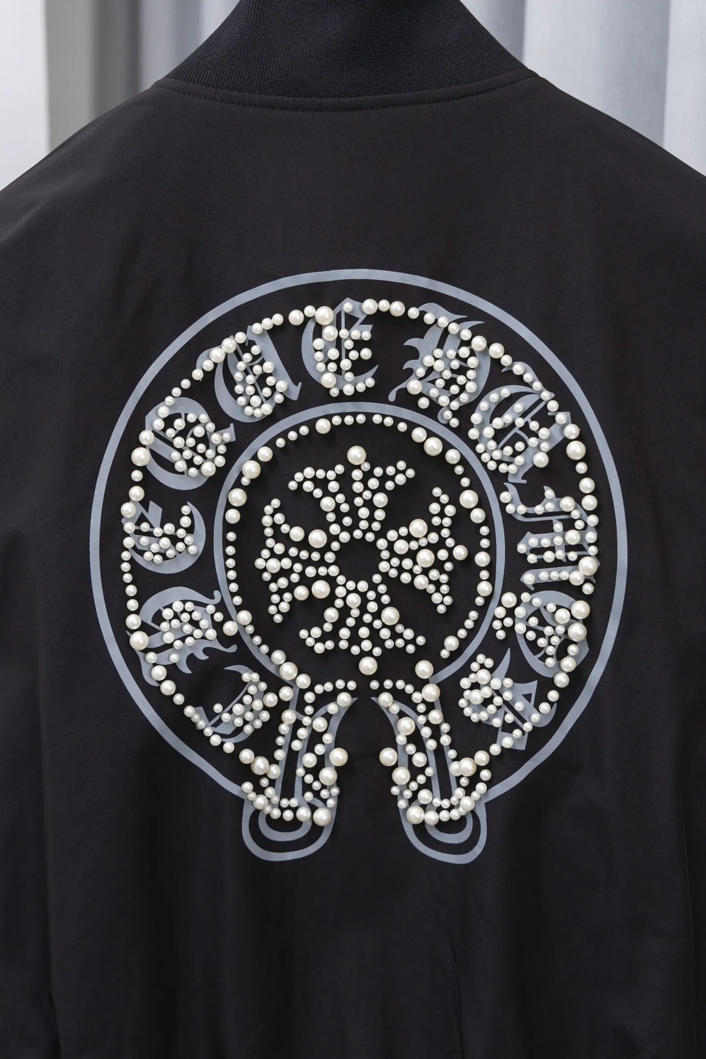 P310 Style No.: M019 Chromehearts Chromehearts Pearl Baseball Jacket. The texture is clear and full of texture. It is custom-dyed 1×1 in the same vat with no color difference and is precise. It can be worn in layers. It is a good product for your own use. Highly recommended ~ All accessories are all original and customized!  ... The overall workmanship and materials used are also very particular, reflecting the brand's quality control in every aspect! Proper big factory style! Size:S-XL